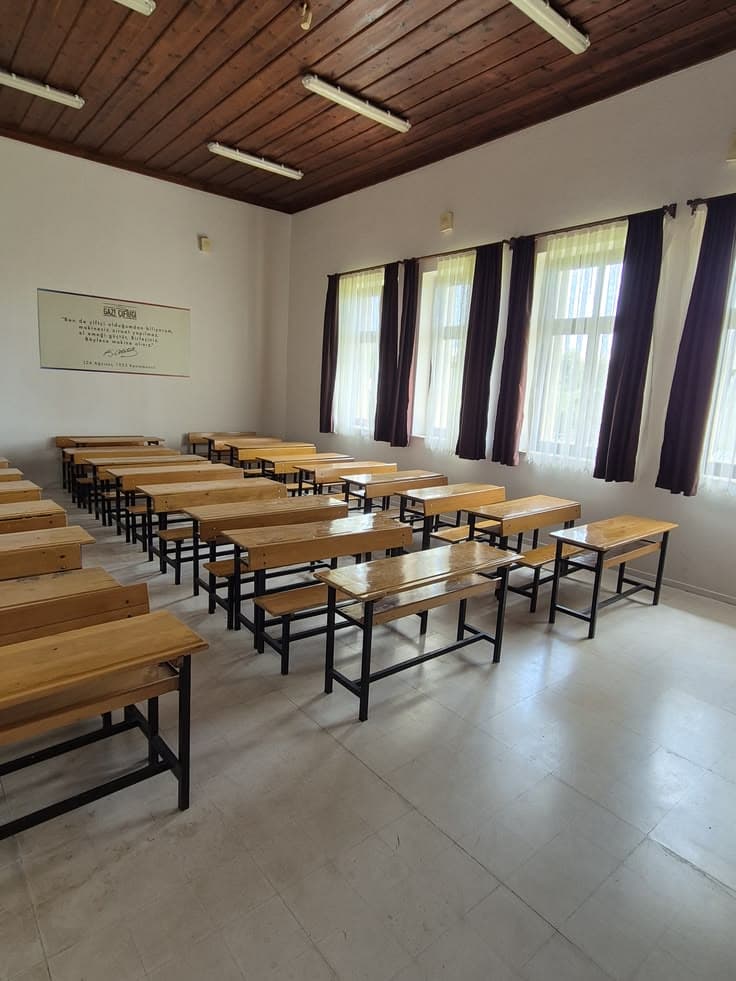 Classroom Desk Row Setup - Karachi Metal Art